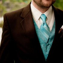 Бирюзовые нотки в образах жениха и его друзей