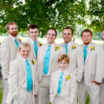 Бирюзовые нотки в образах жениха и его друзей