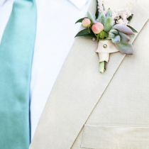 Бирюзовые нотки в образах жениха и его друзей