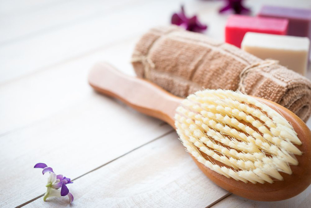 щетка для сухого массажа в ванной накануне свадьбы 