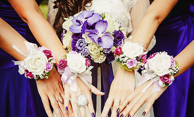 Бутоньерки или браслеты для подружек невесты