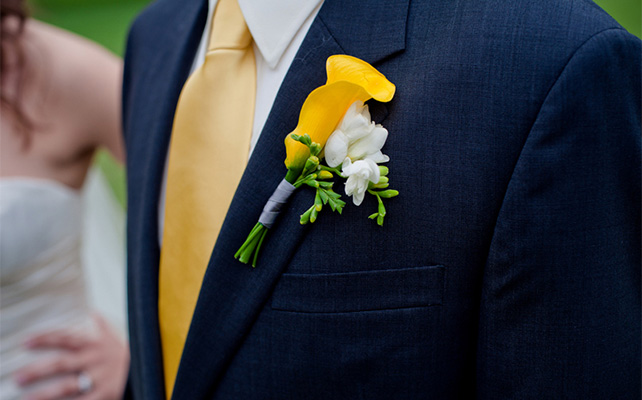 Фрезии в бутоньерке 