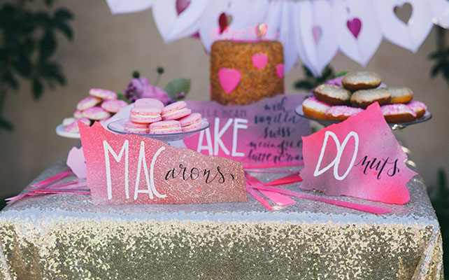 Каллиграфия на свадьбе, сладкий стол