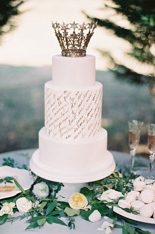 Каллиграфия на свадьбе, свадебный торт с короной