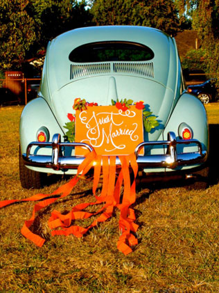 Каллиграфия на свадьбе, свадебные таблички на автомобиль