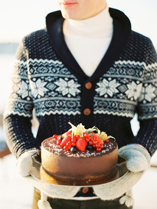 Утепляемся: кардиганы и свитеры в свадебном образе 