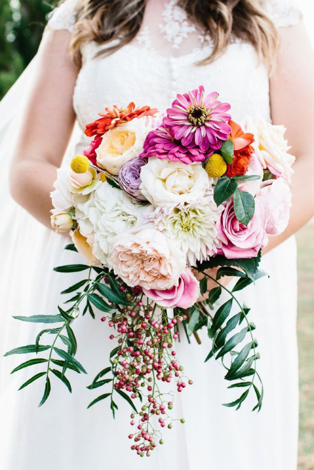 Страстный каскадный букет невесты