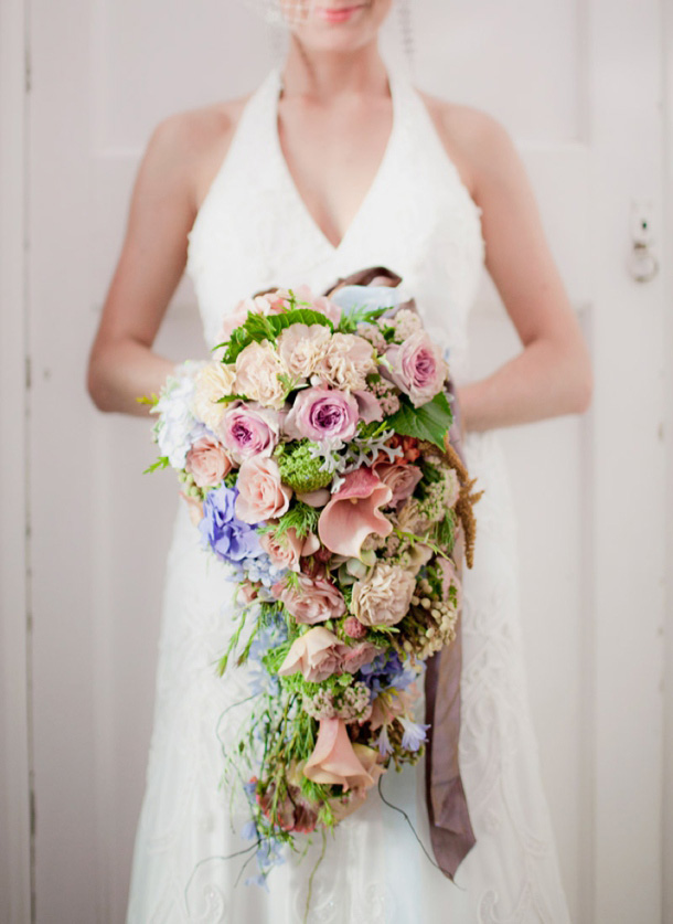 Страстный каскадный букет невесты