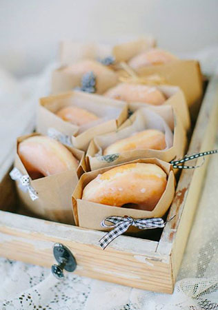 Свадьба в деталях: клетка виши, пончики