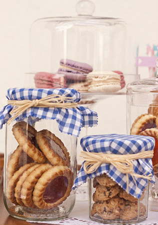 Свадьба в деталях: клетка виши, сладкий стол