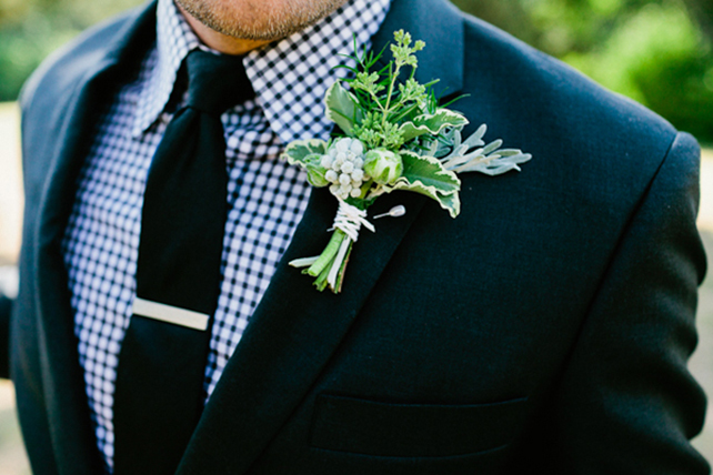 Свадьба в деталях: клетка виши, бутоньерка жениха