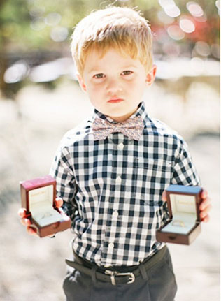 Свадьба в деталях: клетка виши, кольца в руках мальчика