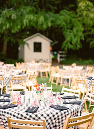 Свадьба в деталях: клетка виши, сервировка столов