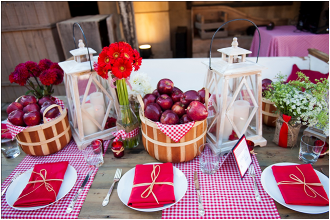 Свадьба в деталях: клетка виши, декор стола