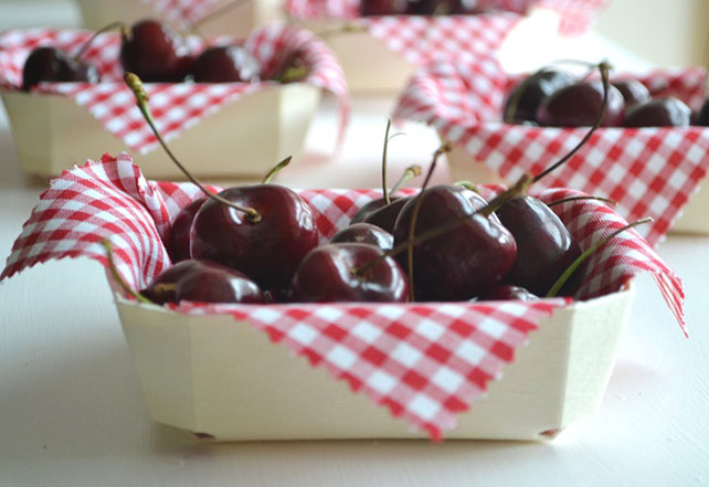 Свадьба в деталях: клетка виши, вишня для гостей