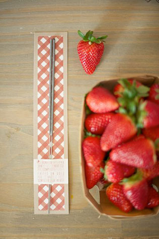 Свадьба в деталях: клетка виши, клубника и бенгальские огни