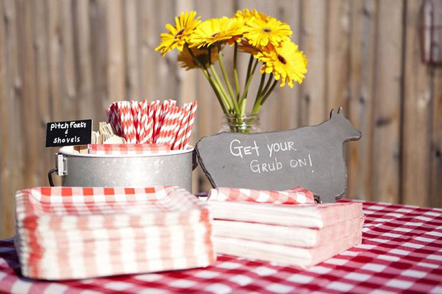 Свадьба в деталях: клетка виши, стол для пожеланий