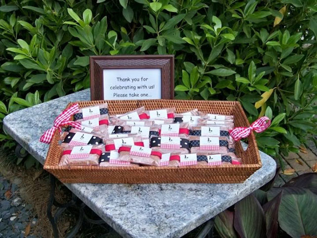 Свадьба в деталях: клетка виши, бонбоньерки