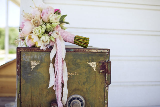 Свадьба в деталях: клетка виши, букет невесты