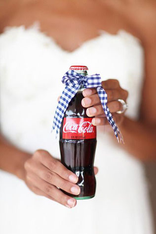 Свадьба в деталях: клетка виши, бант на бутылке из клетки