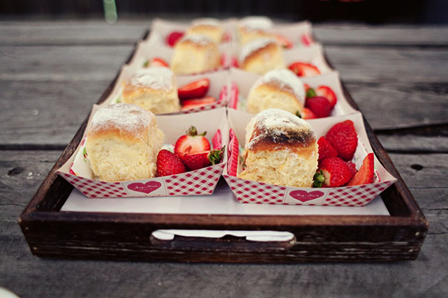 Свадьба в деталях: клетка виши, сладкие бонбоньерки для гостей