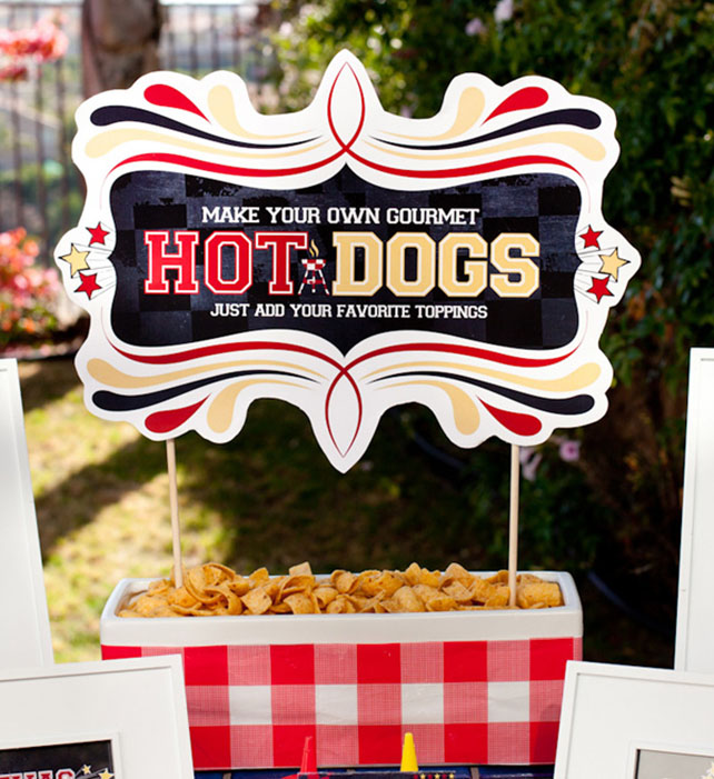 Свадьба в деталях: клетка виши, хот-доги для гостей