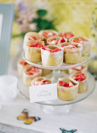 Клубничное безумие: 50 идей для летней свадьбы 