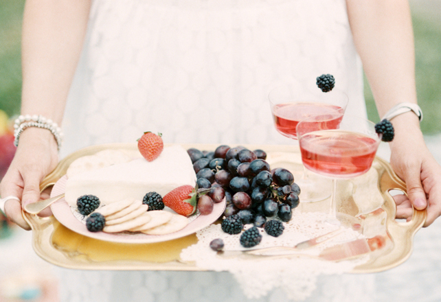 Клубничное безумие: 50 идей для летней свадьбы 