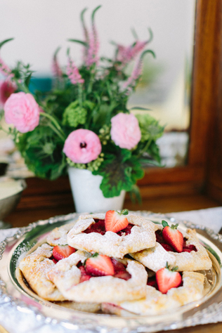 Клубничное безумие: 50 идей для летней свадьбы 