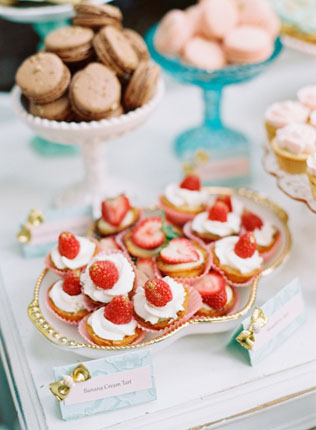 Клубничное безумие: 50 идей для летней свадьбы 