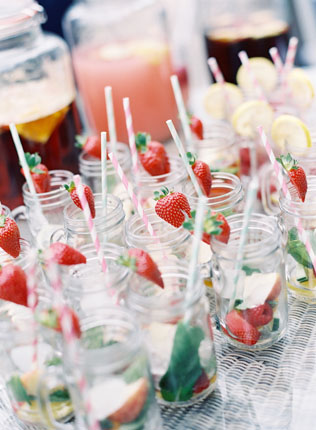 Клубничное безумие: 50 идей для летней свадьбы 