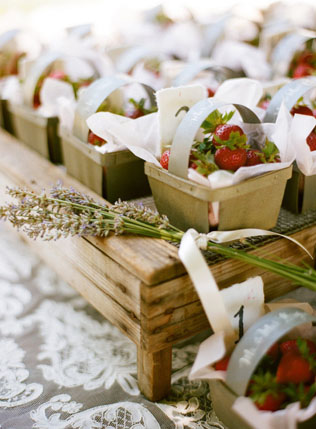 Клубничное безумие: 50 идей для летней свадьбы 