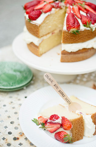 Клубничное безумие: 50 идей для летней свадьбы 