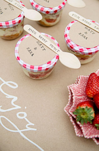 Клубничное безумие: 50 идей для летней свадьбы 