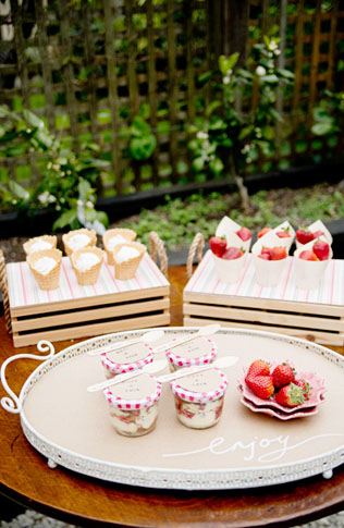 Клубничное безумие: 50 идей для летней свадьбы 