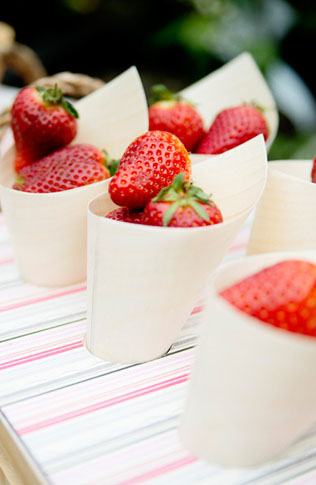 Клубничное безумие: 50 идей для летней свадьбы 