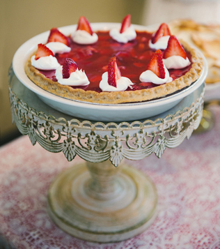 Клубничное безумие: 50 идей для летней свадьбы 