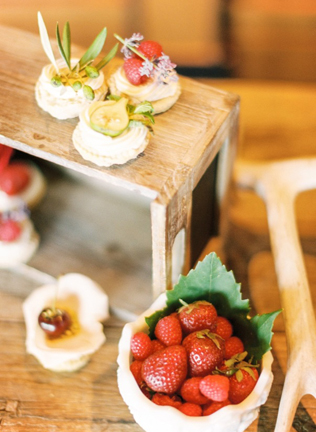 Клубничное безумие: 50 идей для летней свадьбы 