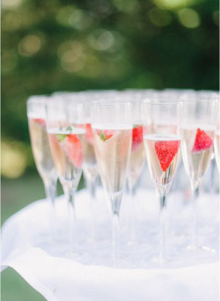 Клубничное безумие: 50 идей для летней свадьбы 