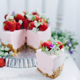 Клубничное безумие: 50 идей для летней свадьбы