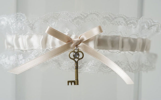 ключики в декоре свадьбы, подвязка невесты