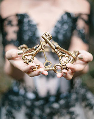 ключики в декоре свадьбы, корона невесты