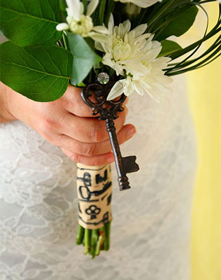ключики в декоре свадьбы, букет невесты