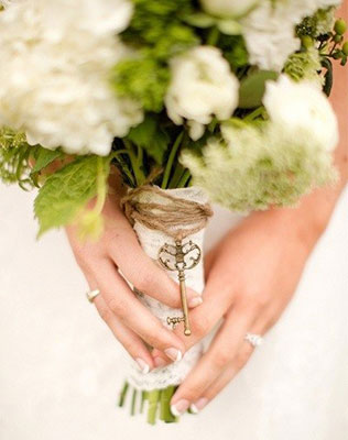 ключики в декоре свадьбы, букет невесты