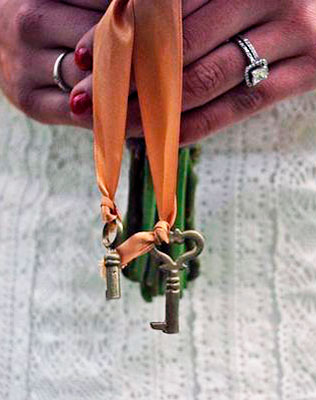 ключики в декоре свадьбы, букет невесты