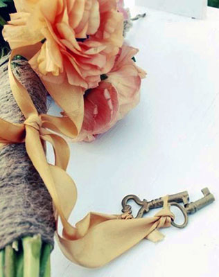 ключики в декоре свадьбы, букет невесты