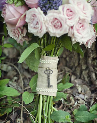 ключики в декоре свадьбы, букет невесты