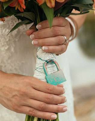 ключики в декоре свадьбы, букет невесты