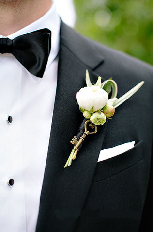 ключики в декоре свадьбы, бутоньерка жениха