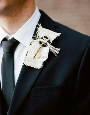 ключики в декоре свадьбы, бутоньерка жениха